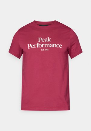 Mørkerød bomulds t-shirt med hvid tekst "Peak Performance" og "Est. 1986." Korte ærmer og klassisk rund halsudskæring.