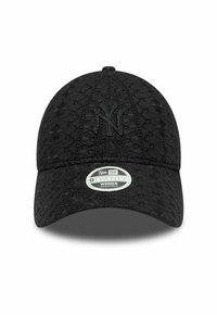 Schwarze verstellbare Kappe mit einem strukturierten Stoff und geprägten Mustern sowie einem erhöhten schwarzen Logo auf der Vorderseite. Das 9TWENTY-Label ist sichtbar.