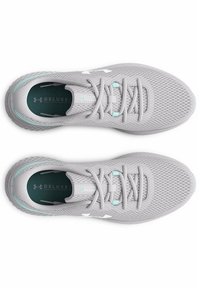 Zapatos deportivos gris claro con parte superior de malla, suela texturizada, detalles en verde menta y cordones. Presentan la marca en la lengüeta y la plantilla.