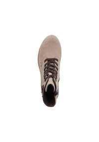 Bottines en daim beige avec des lacets marron, bout arrondi et détail de fermeture éclair sur le côté. Surface texturée, œillets renforcés et semelle en caoutchouc robuste.