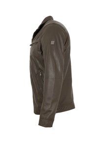 Braune Lederjacke mit durchgehendem Reißverschluss, strukturiertem Finish und schmaler Passform. Verfügt über ein Emblem auf der linken Schulter und seitliche Reißverschlusstaschen.