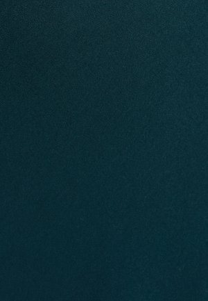 Tirkizna tkanina sa glatkom teksturom i suptilnim sjajem, koja ima ujednačenu površinu i nema uočljivih uzoraka ili ukrasa.