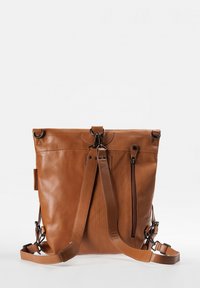 Braune Ledertasche mit verstellbaren Schulterriemen, metallenen Hardware-Akzenten und einer rückseitigen Reißverschlusstasche. Glatte Textur, rechteckige Form.
