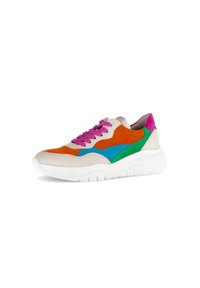 Bunte Sneakers aus orangefarbenem, blauem, grünem und rosa Wildleder mit einer beigen Lederbasis und einer dicken, weißen Gummisohle.