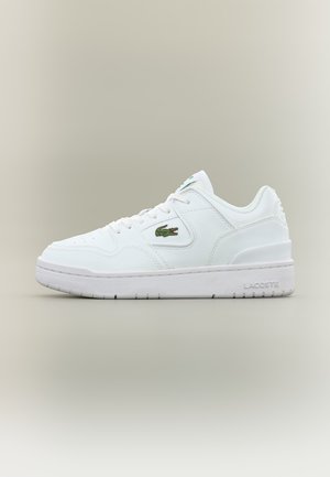 Baskets Lacoste en cuir blanc avec logo crocodile vert sur le côté, lacets blancs et semelle en caoutchouc texturée sur fond neutre.