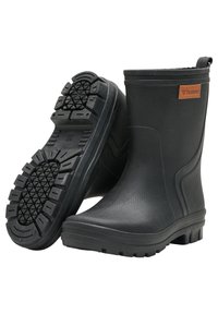 Bottes de pluie noires en caoutchouc avec surface texturée, semelle robuste dotée de profondeurs et une étiquette en cuir sur le côté.
