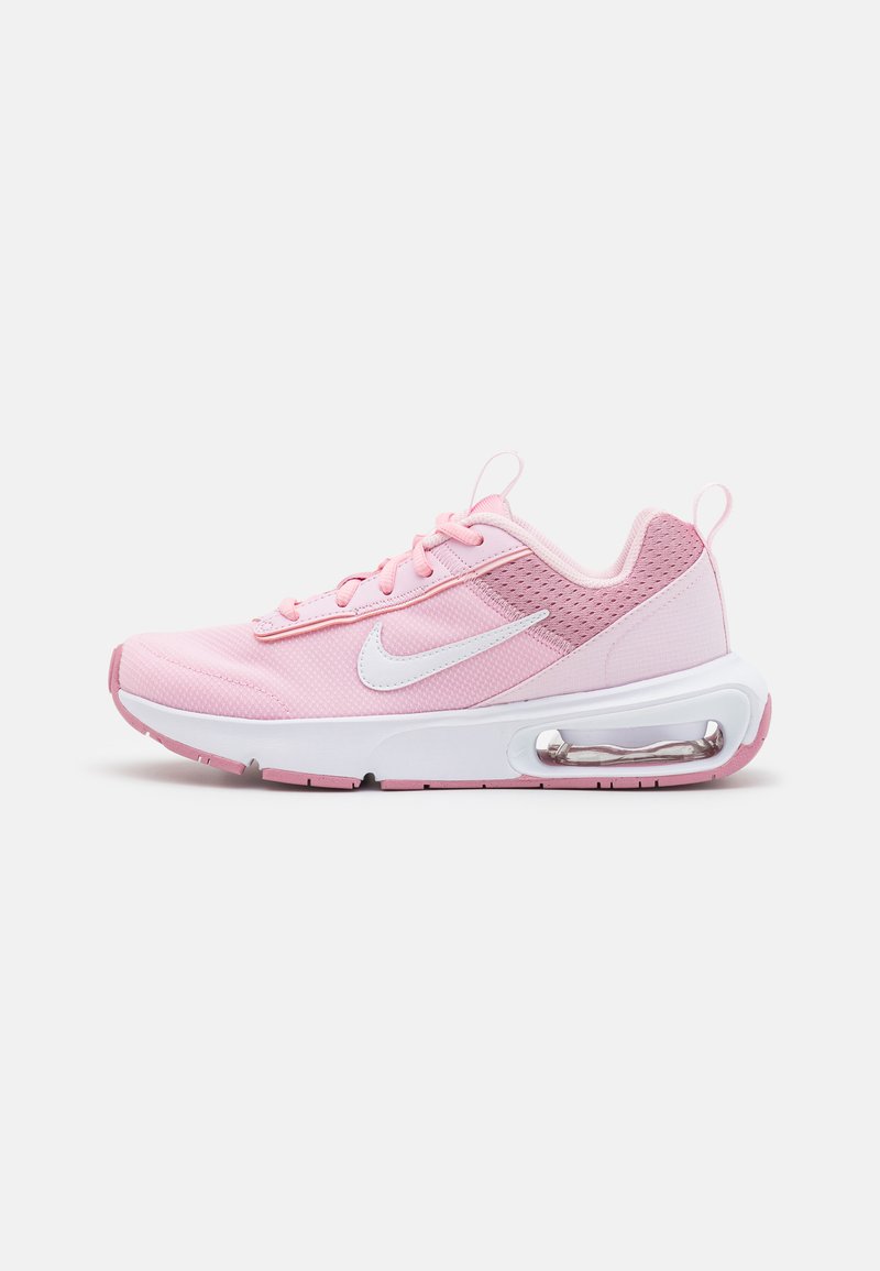 Roze sportshoe met een mesh bovenkant, witte accenten, ronde neus en een zichtbare luchtkussenunit in de hak. Vetersluiting.