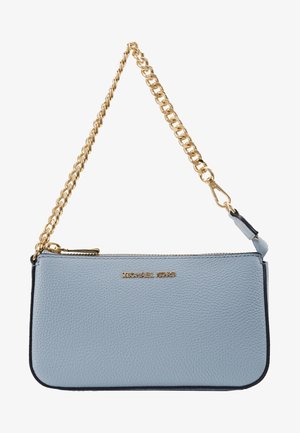Porte-poignet en cuir bleu clair Michael Kors avec une bandoulière chaîne dorée et un logo sur le devant, fermeture éclair en haut.