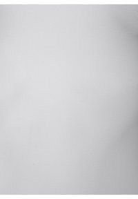 Bílá bavlněná tkanina s hladkým povrchem a mírným elastickým charakterem. Povrch vypadá rovnoměrně, bez jakýchkoliv vzorů nebo viditelných švů.