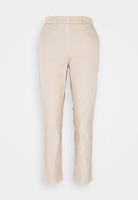 Beżowe bawełniane spodnie o dopasowanym kroju, z płaskim przodem i prostymi nogawkami. Posiadają szlufki na pasek oraz subtelne przeszycia wzdłuż szwów.