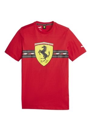 Camiseta roja Puma con gran logo escudo amarillo de Ferrari y franja horizontal negra con texto "SF" en el pecho.
