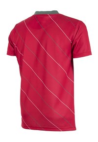 Rotes kurzarm Poloshirt mit grauem Kragen, das diagonale weiße und graue Linien auf dem Rücken aufweist, aus glattem, leichtem Stoff gefertigt.