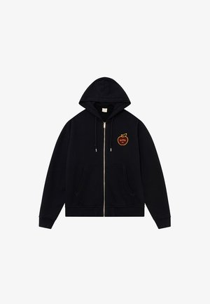 Czarna bluza z kapturem na zamek wykonana z bawełnianej mieszanki, z kieszenią typu kangur i haftowanym logo jabłka na lewej piersi. Kaptur ze ściągaczem.