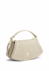 Beige mockaskväska med en strukturerad form, topphandtag och goldtone detaljer; har sömnadsaccenter och en stilren stängning.