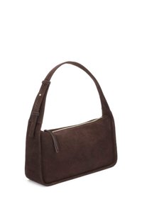 Sac à bandoulière rectangulaire en daim brun foncé avec sangle réglable et fermeture à glissière supérieure, présenté sur un fond blanc.