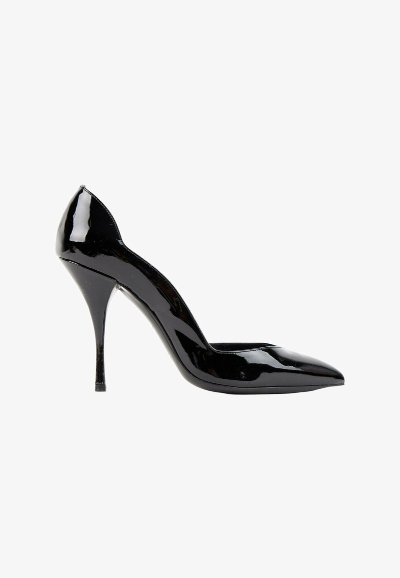 Chaussure à talon haut en cuir verni noir brillant avec bout pointu et talon aiguille mince, montrée de profil sur fond blanc.