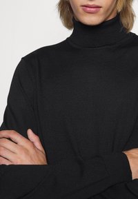 Selected Homme SLHTOWN ROLL B NOOS - Jersey de punto - black