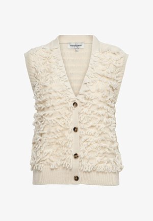 Crème gebreide mouwloze cardigan met een textuur van lussen garen en vier donkere knopen aan de voorkant.