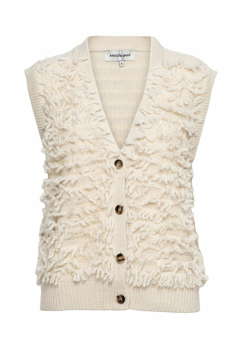 Crème gebreide mouwloze cardigan met een textuur van lussen garen en vier donkere knopen aan de voorkant.