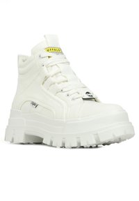 Weiße High-Top-Sneaker mit einer klobigen Plattformsohle, Obermaterial aus Canvas und Schnürdesign. Verfügt über ein Logo-Tag und strukturierte Akzente.