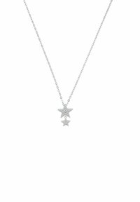 Collana con pendente a forma di stella d'argento, composta da tre stelle di dimensioni diverse, con una superficie brillante e strutturata e una catena sottile.