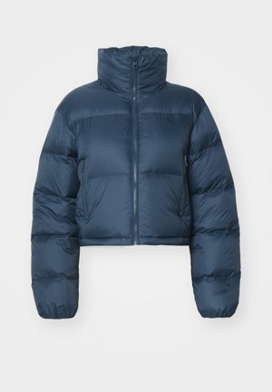 Gekürzte navy Pufferjacke mit hohem Kragen, Reißverschlussfront und zwei Seitentaschen. Merkmale sind gesteppte Abschnitte und elastische Bündchen. Weiche Textur.