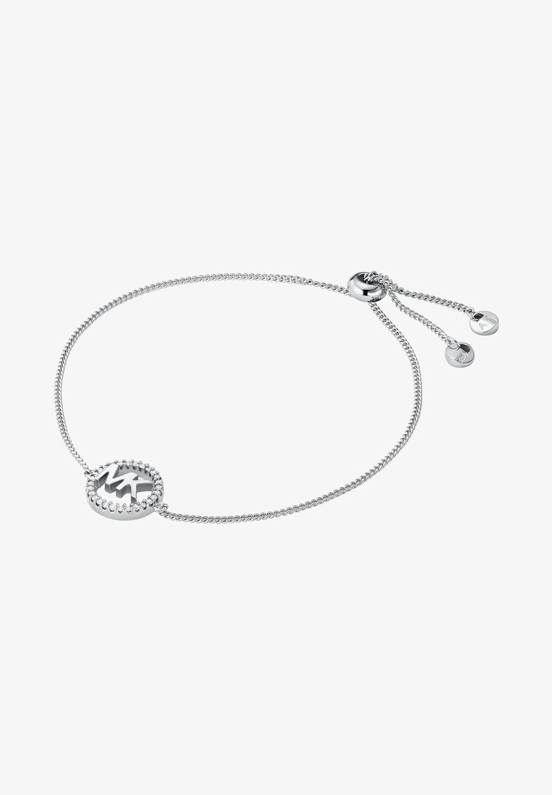 Bracelet argent réglable avec un design en chaîne en corde et un charme circulaire portant un logo entouré de petits pierres claires.