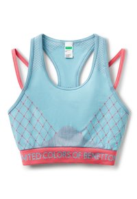 Lichtblauwe sportbeha met roze accenten, voorzien van een geometrisch patroon, racerback ontwerp en een logoband aan de onderkant. Zacht, rekbaar materiaal.