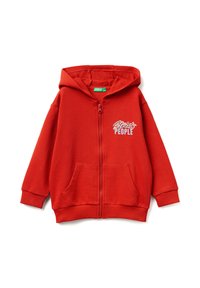 Felpa rossa con zip, dotata di tasca anteriore e cappuccio con cordino. Presenta la scritta grafica "Street People" in bianco sull'area sinistra del petto.