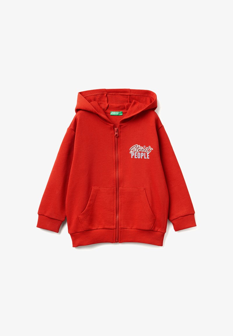 Felpa rossa con zip, dotata di tasca anteriore e cappuccio con cordino. Presenta la scritta grafica "Street People" in bianco sull'area sinistra del petto.
