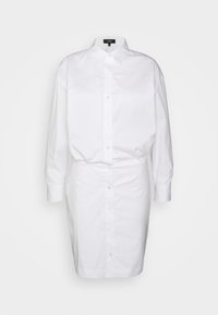 Abito camicia bianco a maniche lunghe con chiusura a bottoni frontale, colletto a punta e vita aderente, mostrato su uno sfondo bianco semplice.