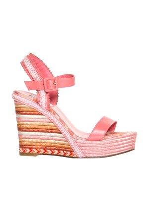 Sandalia de cuña rosa con parte superior de cuero suave, correa para el tobillo ajustable y suela de cuña de corcho y tela con raya multicolor texturizada.