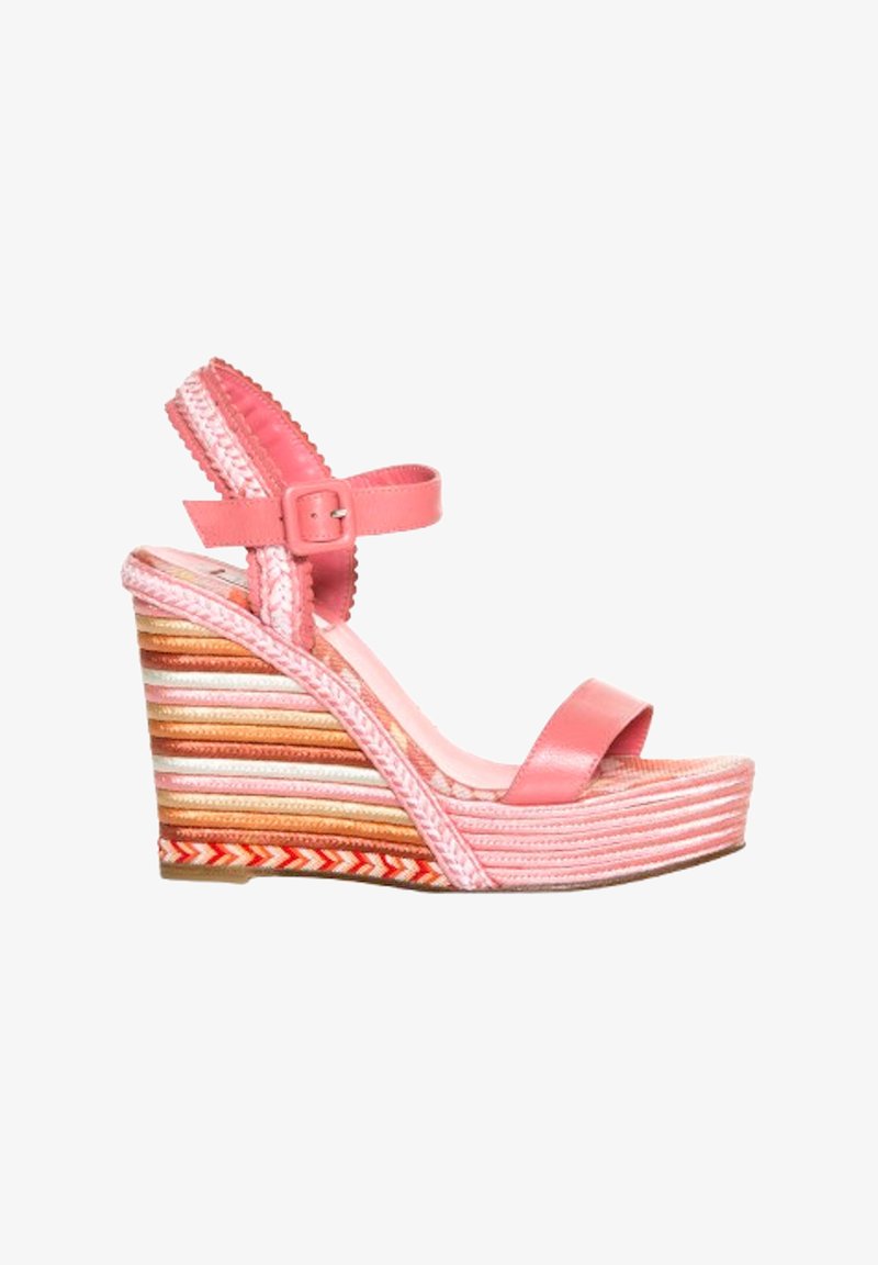 Sandalia de cuña rosa con parte superior de cuero suave, correa para el tobillo ajustable y suela de cuña de corcho y tela con raya multicolor texturizada.