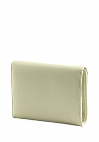 Portafoglio in pelle beige chiaro con una texture liscia, forma rettangolare semplice e bordi puliti con cuciture precise. Chiuso.