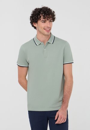 Polo shirt verde chiaro in cotone, con colletto a due bottoni, maniche corte con accenti a strisce contrapposte in blu navy e bianco.