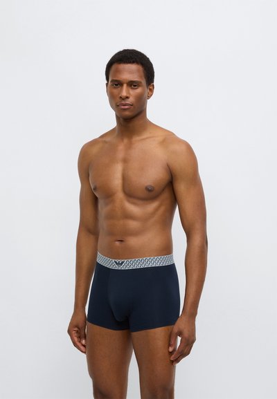 Ανδρικά μποξεράκια σε ναυτικό μπλε με ελαστική μέση με σχέδιο, κατασκευασμένα από μαλακό ύφασμα. Η εφαρμογή είναι στενή, με κλασικό σχήμα μποξεράκι.