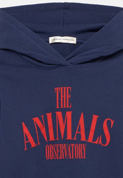 Тъмносиня суитшърт с червен надпис "THE ANIMALS OBSERVATORY" отпред и бяла етикет с име на марката вътре в яката.