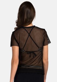 Czarny siateczkowy top z krótkim rękawem o luźnym kroju, z krzyżującym się wzorem na plecach, detalem w postaci węzła oraz teksturowanym wzorem.