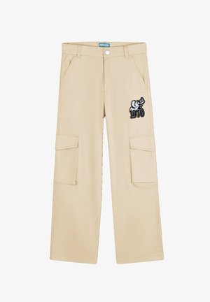 Pantalon cargo beige avec deux poches latérales, motif éléphant brodé et texte "1970". Doté d'une fermeture avec bouton et fermeture éclair.