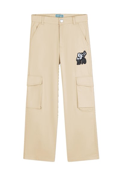 Beżowe spodnie typu cargo z dwoma bocznymi kieszeniami, haftowanym wzorem słonia oraz napisem "1970". Posiadają zapięcie na guzik i suwak.