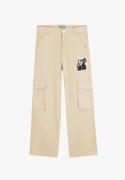 Beżowe spodnie typu cargo z dwoma bocznymi kieszeniami, haftowanym wzorem słonia oraz napisem "1970". Posiadają zapięcie na guzik i suwak.