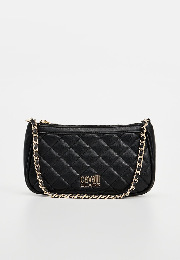 Borsa a tracolla nera in ecopelle trapuntata con catena dorata e dettaglio del logo. Forma rettangolare con chiusura a zip e motivo testurizzato.