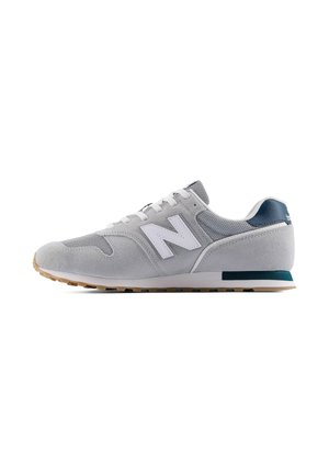 Grau-weißer New Balance Sneaker mit Obermaterial aus Wildleder und Mesh, Schnürverschluss und Gummisohle, im Profil auf weißem Hintergrund gezeigt.