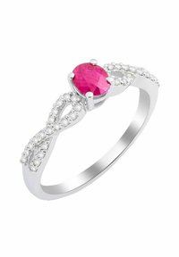 Anello d'argento con una pietra rosa taglio ovale, adornato da un design a spirale con piccole pietre trasparenti lungo la fascia.