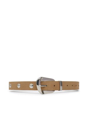 Cintura in camoscio marrone chiaro con borchie rotonde in argento, fibbia argentata e molteplici fori di regolazione su sfondo bianco.