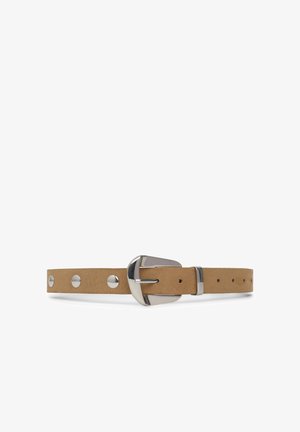 Cintura in camoscio marrone chiaro con borchie rotonde in argento, fibbia argentata e molteplici fori di regolazione su sfondo bianco.