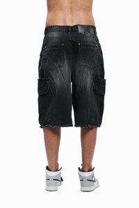 Shorts cargo en denim noir avec ourlet effiloché, design à poches multiples sur les côtés et une pièce en cuir à l'arrière. Portés avec des baskets montantes blanches.