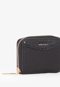 Portafoglio in pelle nera con un dettaglio testurizzato nero e cerniera dorata, caratterizzato da un design semplice e dal nome del marchio "MIRIADA" impresso.