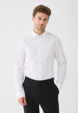 SUPER SLIM SHIRT WITH DARTS - Formálna košeľa - white