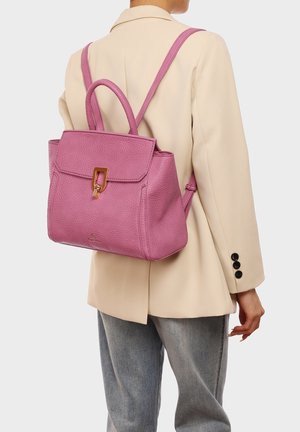 Zaino in pelle rosa con un design strutturato, chiusura a patta con dettaglio della fibbia dorata e doppie spalline.